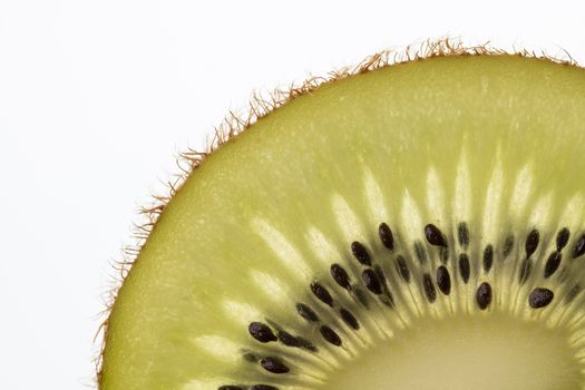 Part of a cut kiwi fruit in backlight foto shot

