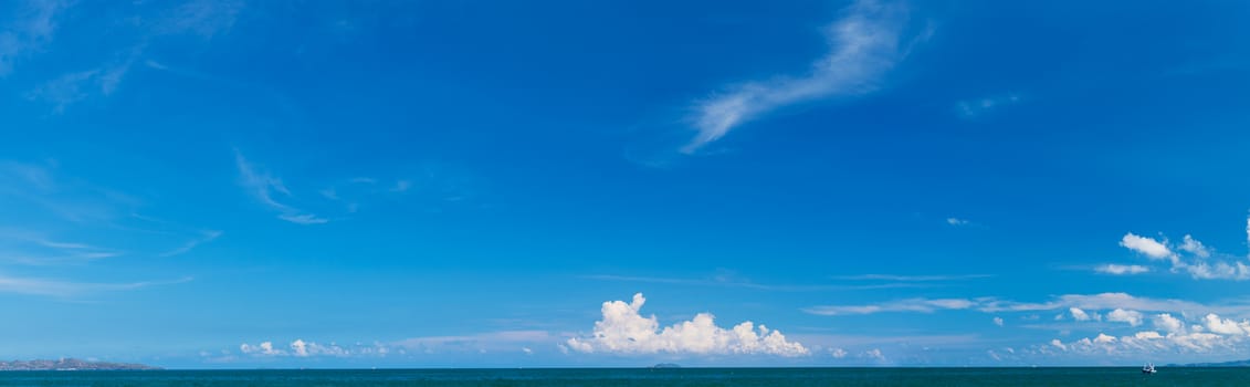 Panoramic beautiful seascape with blue sky and cloud on a sunny day