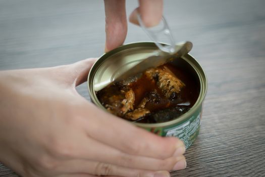 The hand pull and open the tin canned.
