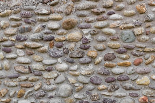 Construction detail of a wall made up of irregular stones.