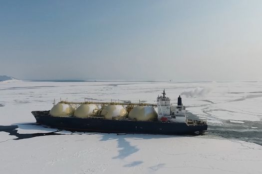 Towing a liquefied gas tanker. Transportation of hydrocarbons by sea.