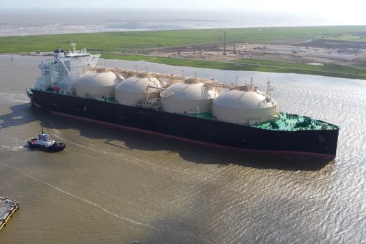 Towing a liquefied gas tanker. Transportation of hydrocarbons by sea.