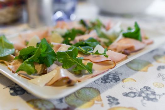 Turkey breast with arugula, honey and pistachios