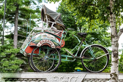 Old tricycle The rickshaw tricycle is not standard with a sidecar in front, not in the back