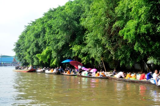 BANGKOK, THAILAND – OCTOBER 8, 2017 : Tuk baat Phra Roi River Festival (Give alms to a Buddhist monk on boat) On the Lamplatiew Canal in front of Wat Sutthaphot, Lat Krabang District Bangkok