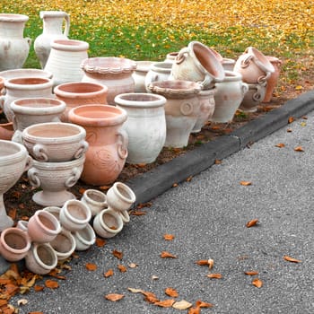 Exhibition and sale of clay pots on the street