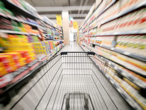 The shopping cart in the supermarket is blurry, Department store