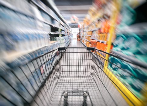 The shopping cart in the supermarket is blurry, Department store