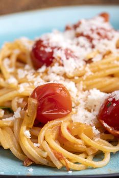 spaghetti pasta with cherry tomatoes