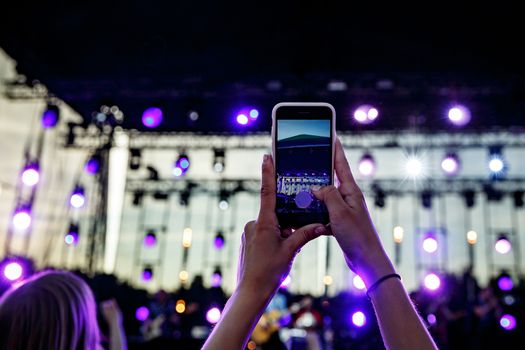 Stream online live concert to social networks from music show