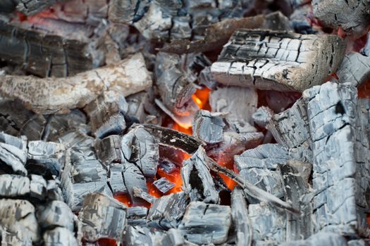 Photo Burning firewood and coals.Flaming burning sparks close-up, fire patterns.View of red hot glowing wood inside stove.Embers and fire in furnace or campfire.Abstract fire flame background