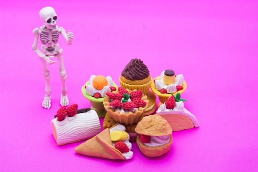 Skeleton standing and bakery, enjoy eating until death with sweet desserts.