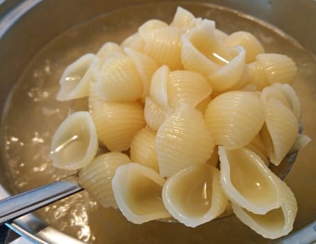 Kooking some pasta and boiling them in the water