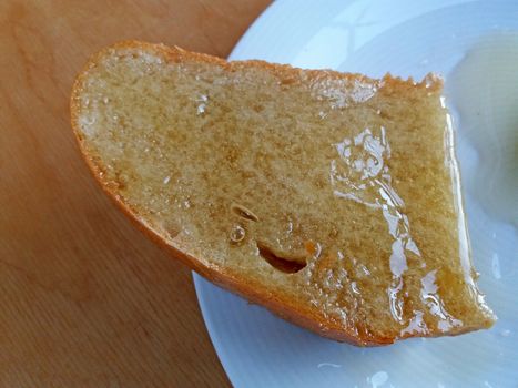 honey with bread on the plate, health benefits.