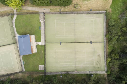 An overhead view of a tennis court in the suburbs