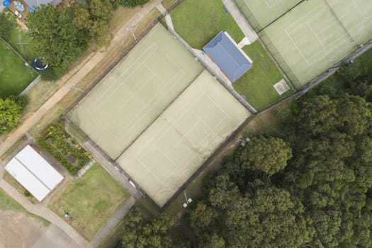 An overhead view of a tennis court in the suburbs
