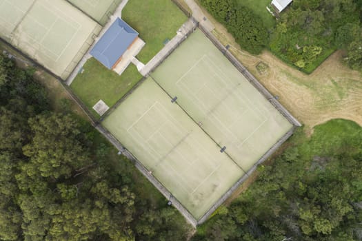 An overhead view of a tennis court in the suburbs