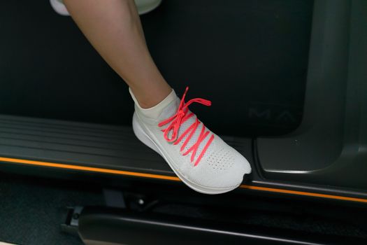 run shoes on treadmill rest foot side bar in dark theme