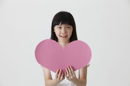 chinese girl holding a blank heart shape cardboard