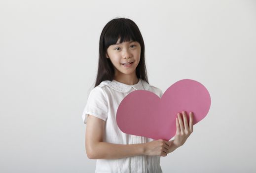 chinese girl holding a blank heart shape cardboard