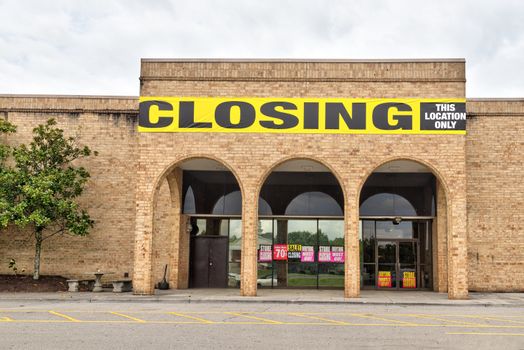 Horizontal shot of a mail anchor store going out of business during the pandemic