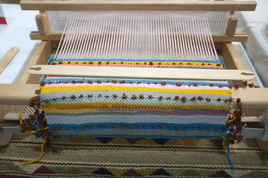 Weave silk cotton on the manual wood loom