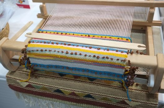 Weave silk cotton on the manual wood loom