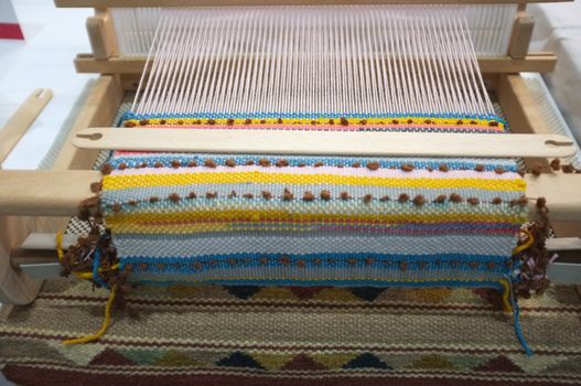 Weave silk cotton on the manual wood loom
