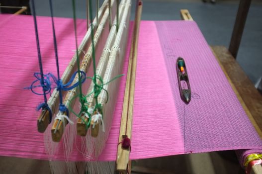 Weave silk cotton on the manual wood loom