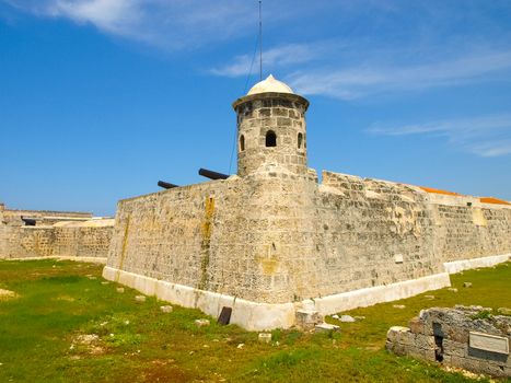 The defensive structure is a star fortress. Fort off the coast of Havana.