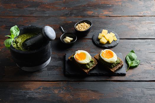 Шефдшфт иreakfast with pesto and eggs.