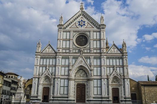 foreground of the facade of the basilica of the cross in Renaissance style and on the left you can see a statue of Dante Aliguieri his body rests inside the cathedral