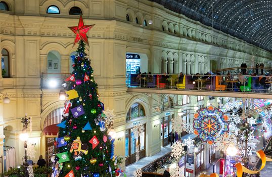 23 November 2018, Moscow, Russia. Christmas tree in the shopping center GUM on red square in Moscow.