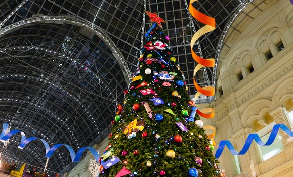 23 November 2018, Moscow, Russia. Christmas tree in the shopping center GUM on red square in Moscow.