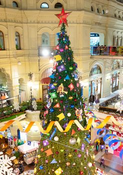 23 November 2018, Moscow, Russia. Christmas tree in the shopping center GUM on red square in Moscow.