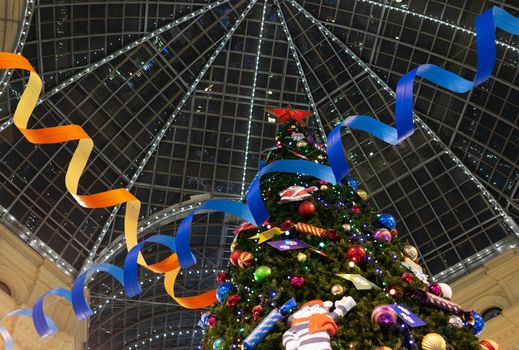 23 November 2018, Moscow, Russia. Christmas tree in the shopping center GUM on red square in Moscow.