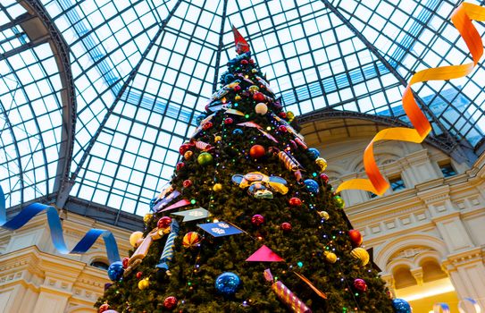 27 November 2018, Moscow, Russia. Christmas tree in the shopping center GUM on red square in Moscow.