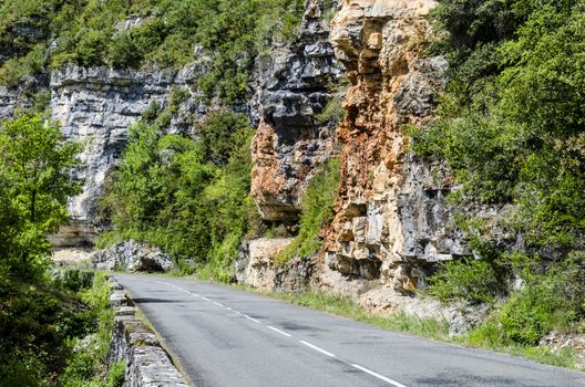 route to Saint Cirq Lapopie in which we find these rock formations with very particular shapes and colors at the edge of the route