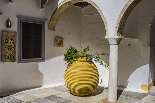 corner with arcade pot and decorative elements