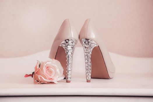 The heels of wedding shoes are decorated with precious stones