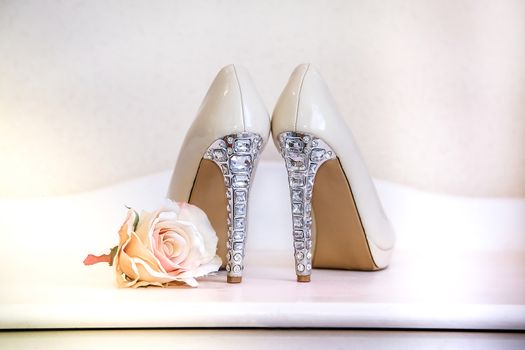 Wedding high-heeled shoes decorated with jewelry shiny stones