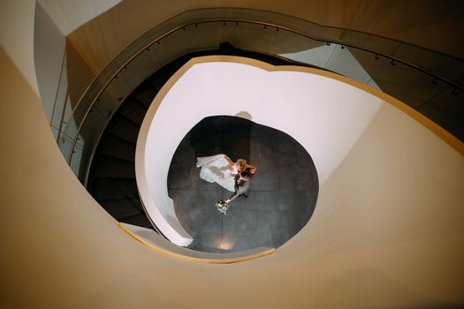 The bride is dancing the white dance with the groom,top view