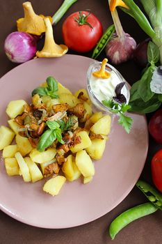 Homemade potatoes with fried chanterelles and sauce