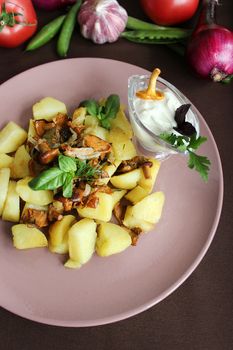 Potatoes with chanterelles with sauce and herbs large plan