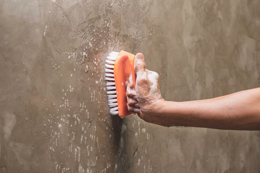 Men's hands are used to convert polishing cleaning on the concrete wall.