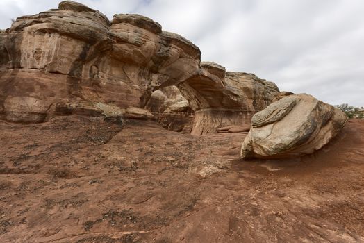 Desert view through the Broken Bow Arch, Utah.