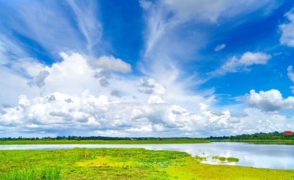 The sights of the reservoir are densely covered with cloudy skies, the atmosphere of the sky during the day.