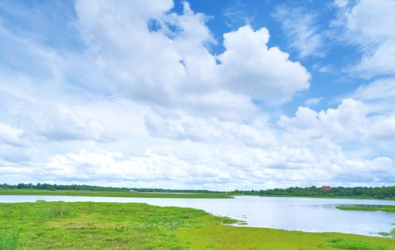 The sights of the reservoir are densely covered with cloudy skies, the atmosphere of the sky during the day.