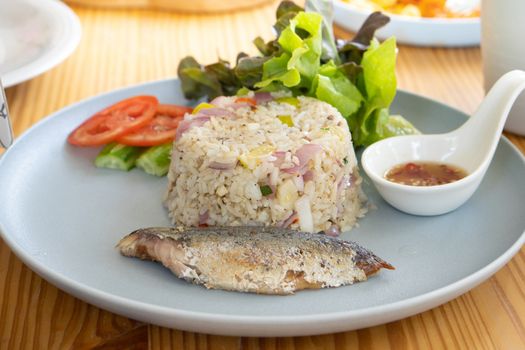 Mackerel fried rice is placed on a plate in a restaurant. Which is a popular Thai food menu among health lovers