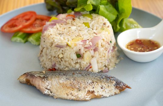 Mackerel fried rice is placed on a plate in a restaurant. Which is a popular Thai food menu among health lovers